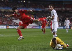 Бенфика идет дальше с первого места