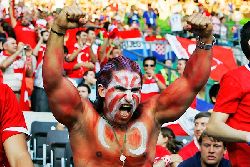 За опасными фанатами будут приглядывать